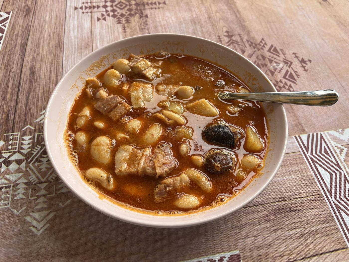 Rabo de toro estofado con patatas, presentado en una pequeña paella.