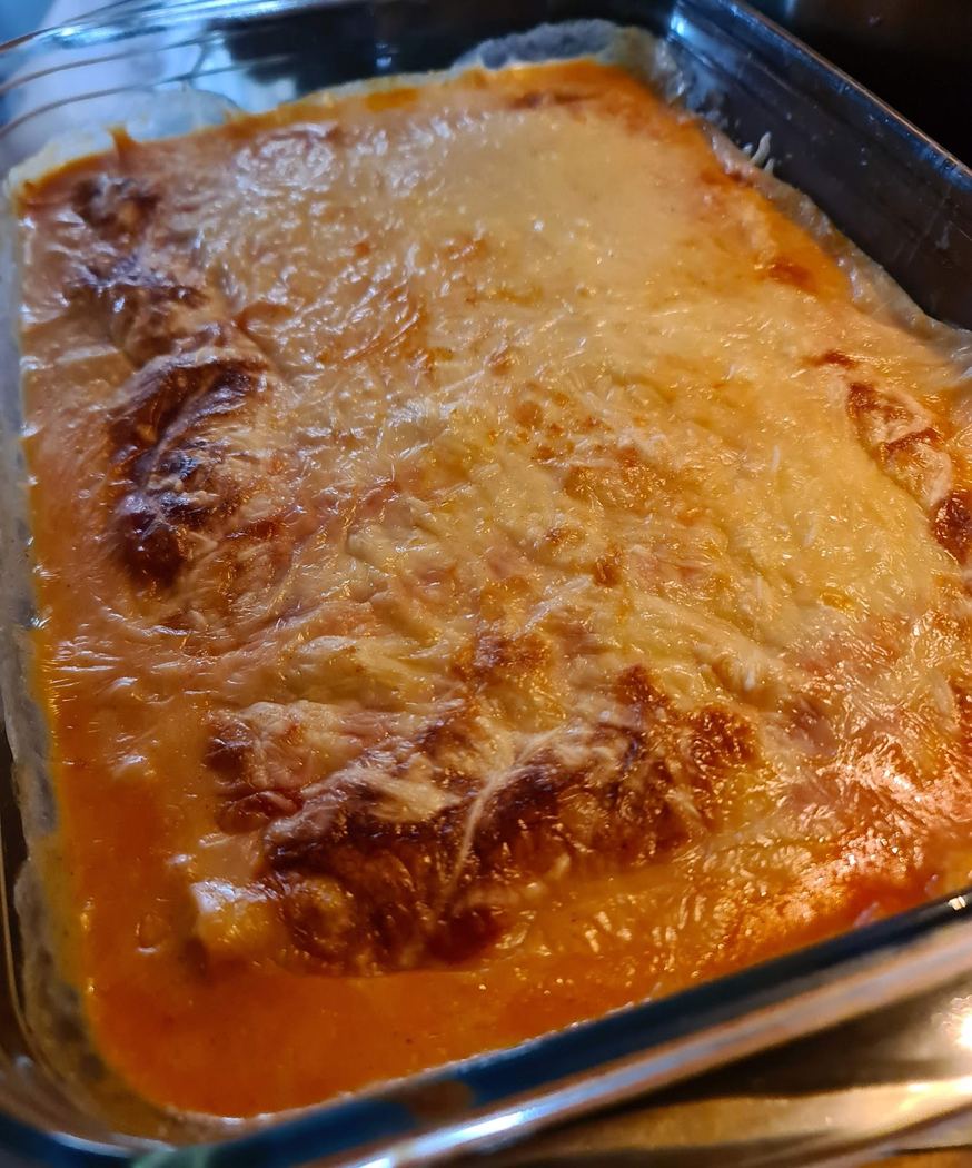 Guiso espeso de carne y setas con legumbres blancas, servido en un plato hondo.